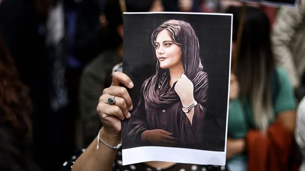 Una manifestante muestra la cara de Mahsa Amini en una de las protestas celebradas en Bruselas