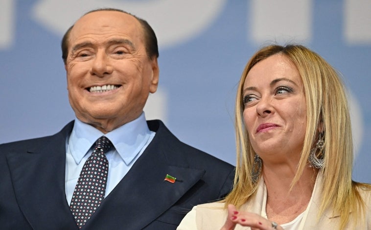 Berlusconi obliga a Meloni a maquillar su programa antieuropeísta