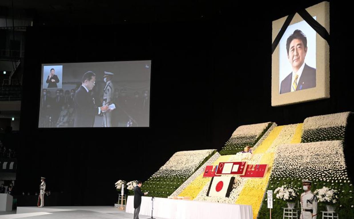 El pirmer ministro de Japón, Fumio Kishid, en la pantalla, durante su discurso en el funeral por Abe en el Nippon Budokan