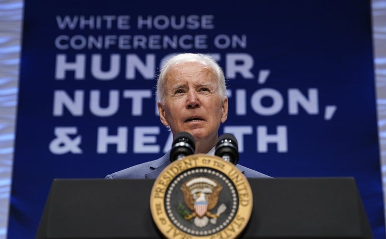 «¿Dónde está Jackie?»: Joe Biden llama al escenario durante un acto a una diputada que falleció hace meses