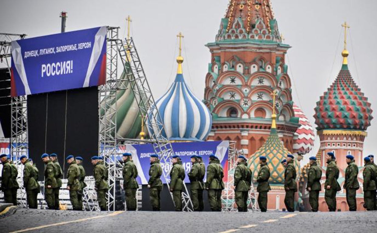 Los soldados rusos se paran en la Plaza Roja en el centro de Moscú el 29 de septiembre de 2022, mientras se sella la plaza antes de una ceremonia de incorporación de los nuevos territorios a Rusia