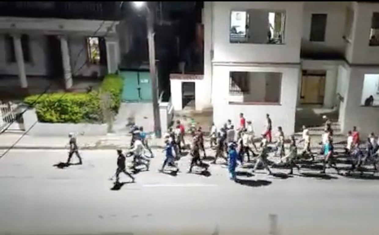 Captura donde se ve a un agrpo de jóvenes armados con palos