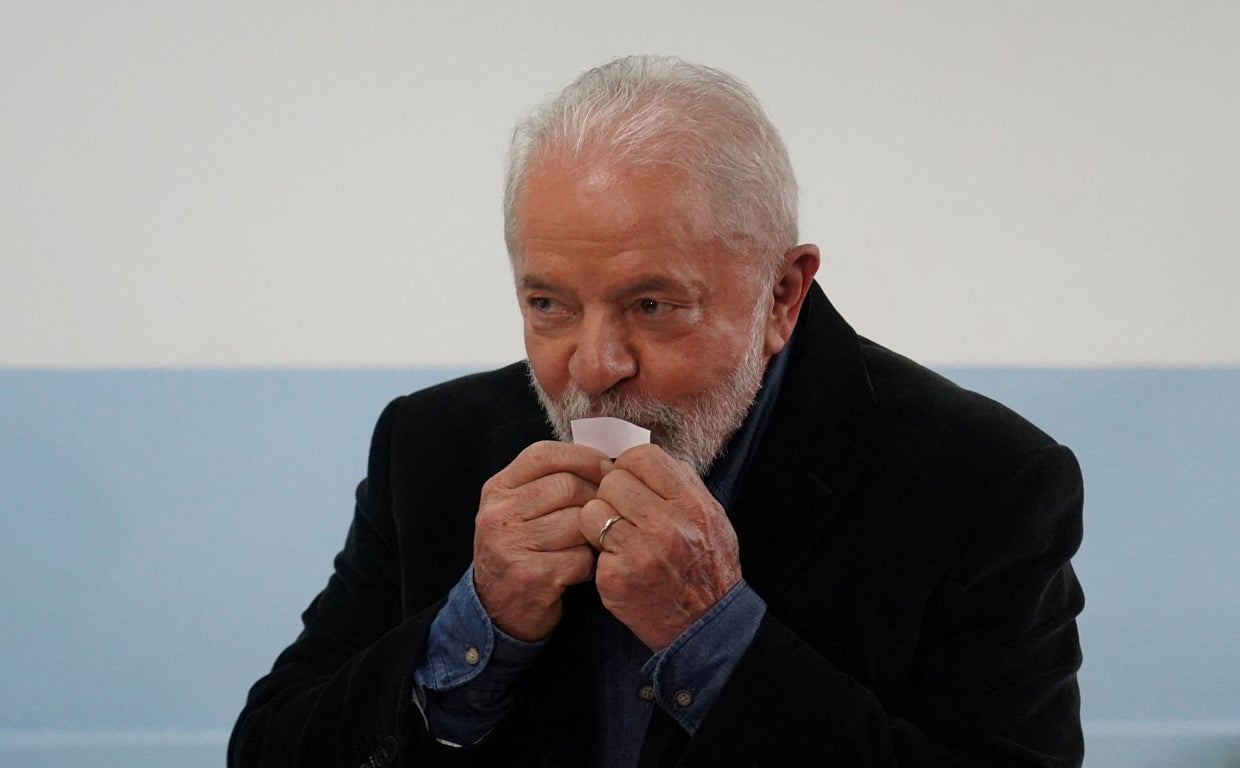 Lula da Silva besa su voto antes de depositarlo en la urna