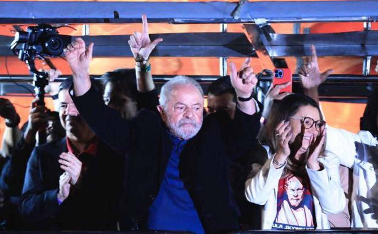 Lula celebra sus resultados ante simpatizantes en la Avenida Paulista de Sao Paulo acompañado de su esposa
