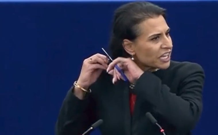 Una diputada se corta el pelo en pleno discurso en la Eurocámara en solidaridad con las mujeres de Irán