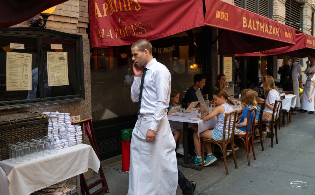 Un camarero, en uno de los bares de Estados Unidos