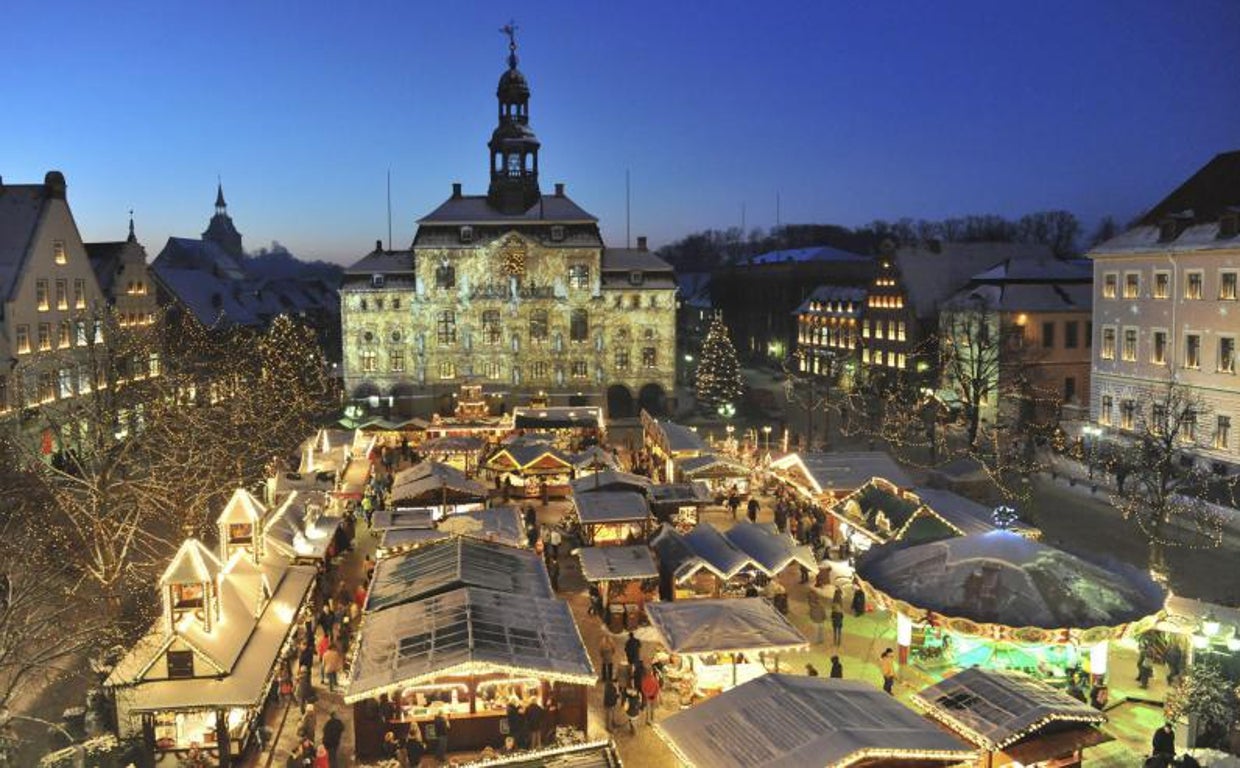 El Ayuntamiento de Lueneburg (Alemania) iluminado y los puestos navideños