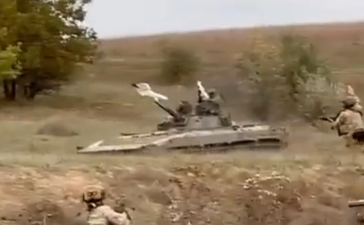 Un vídeo muestra a tropas rusas ondeando la bandera blanca para rendirse en Ucrania