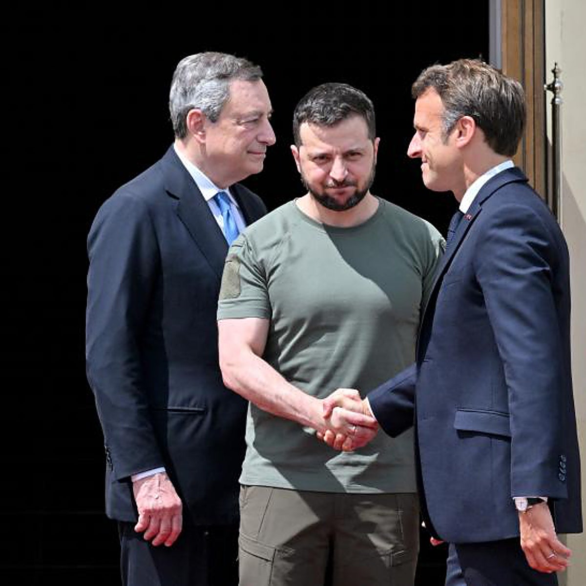 El vídeo 'romántico' con el que Zelenski pide más armas a Macron