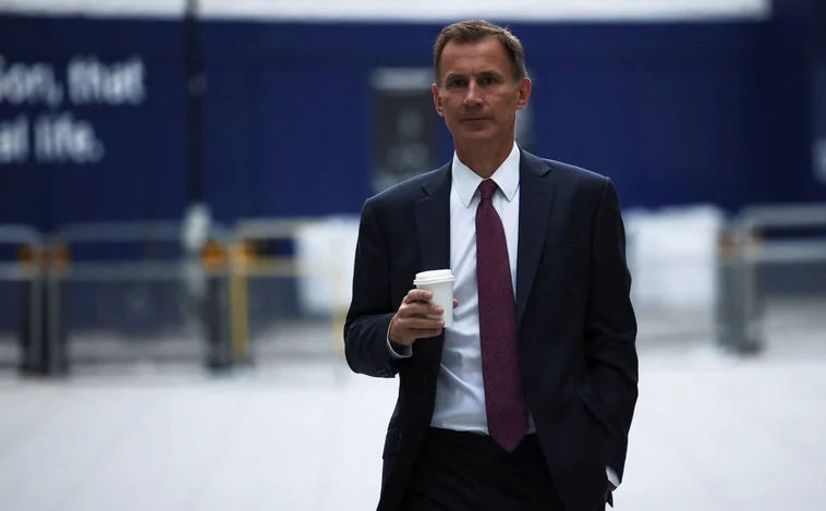 El nuevo ministro de Finanzas británico reconoce «errores» en el plan fiscal de su predecesor y anuncia subida de impuestos