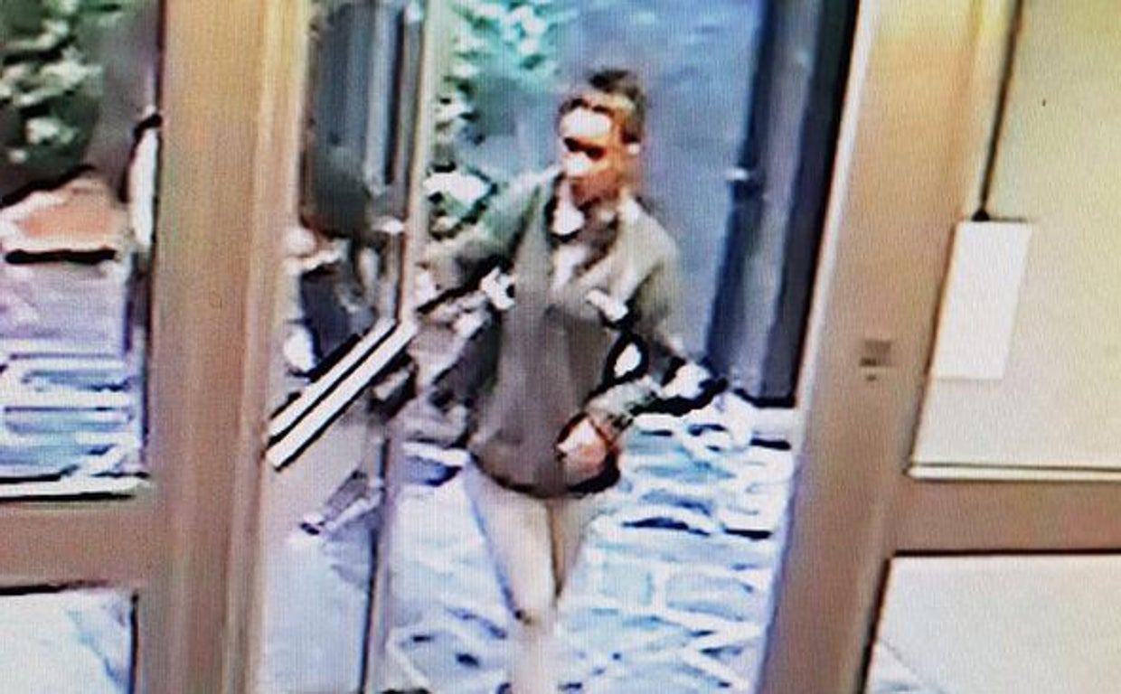La mujer sospechosa que entró al edificio con Lola