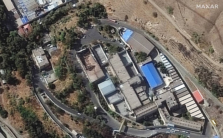 Imagen principal - Irán se convierte en un polvorín de protestas sangrientas