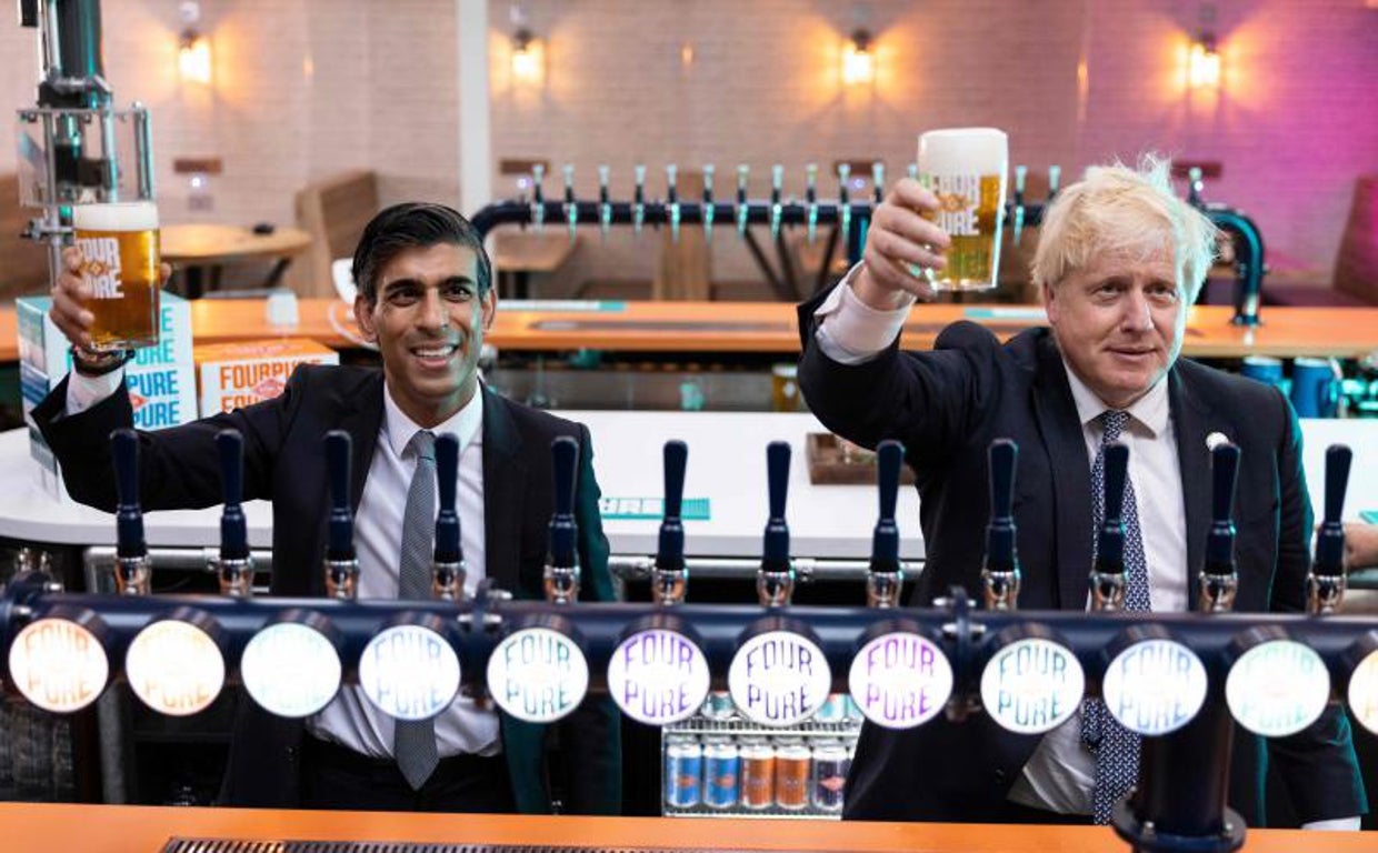 Rishi Sunak y Boris Johnson brindan en otros tiempos menos convulsos