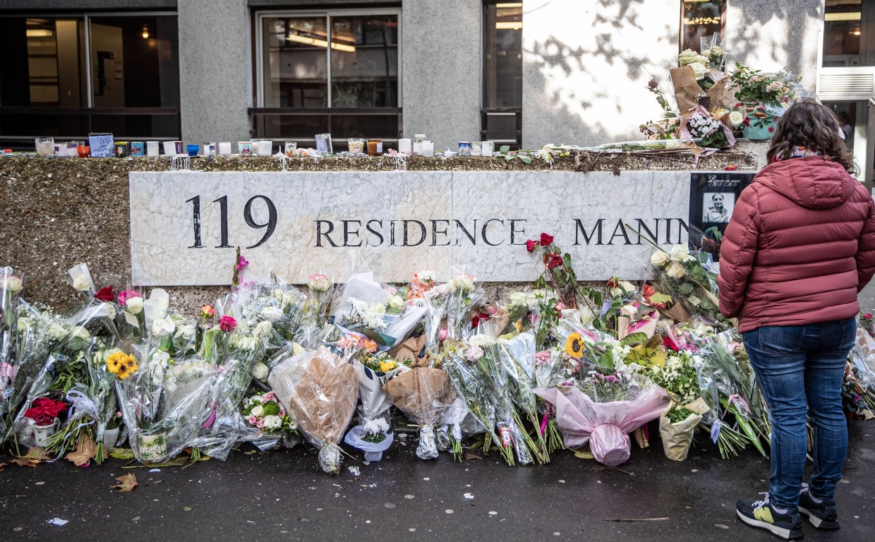 Flores frente al bloque de pisos de París donde vivía Lola y se produjo su asesinato