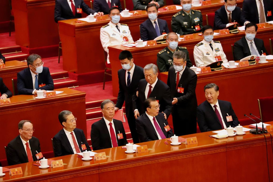 Al irse, Hu Jintao posa su brazo sobre el hombro del primer ministro, Li Keqiang, que era su favorito para sucederle como presidente hace diez años, pero quedó por detrás de Xi.