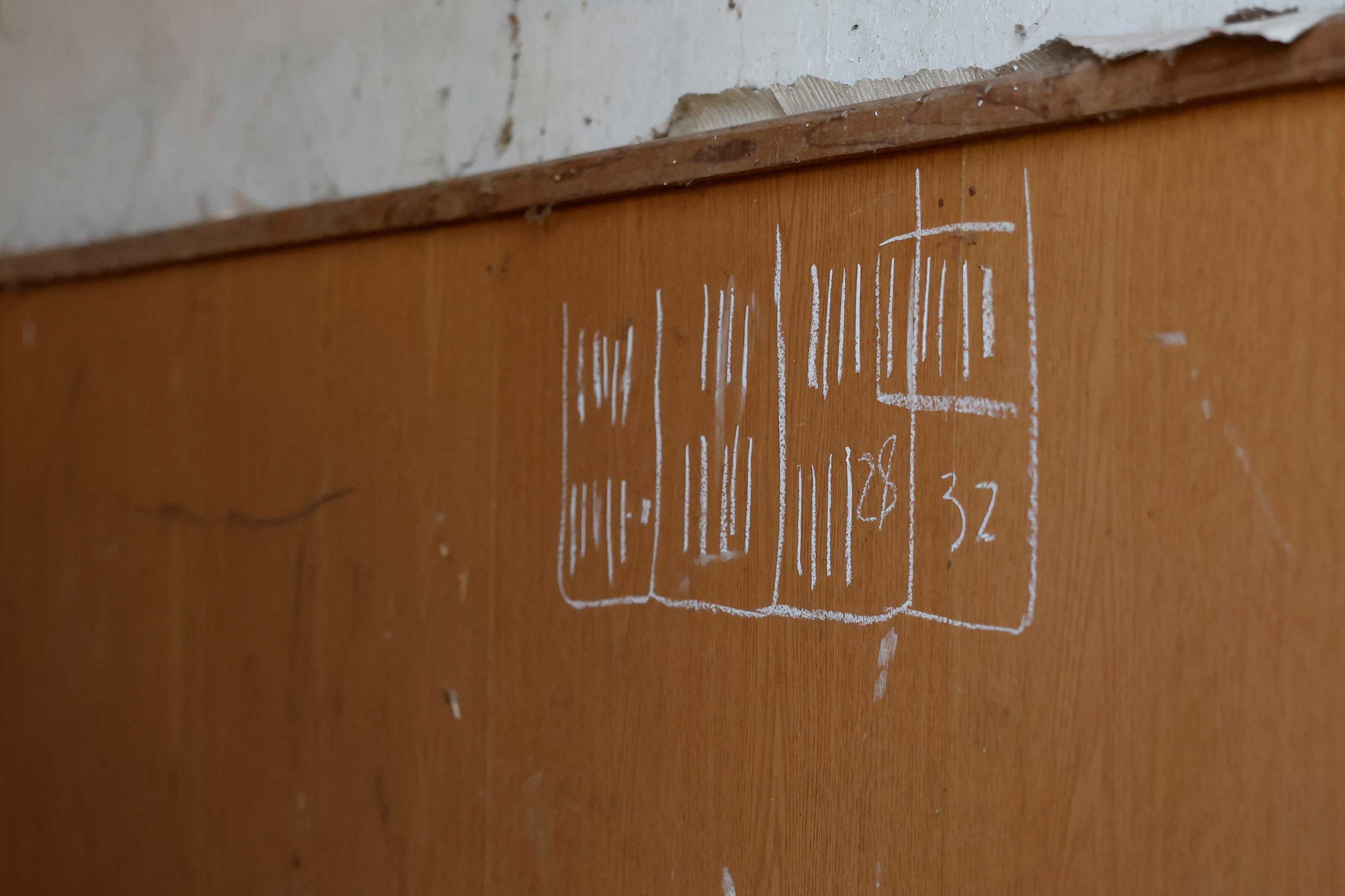 Pintadas en el interior de una trinchera rusa abandonada