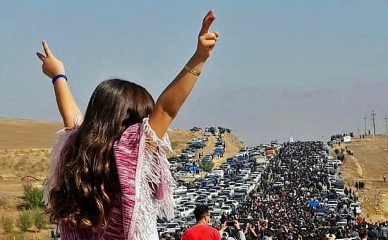 Una manifestantes, presente la conmemoración de la joven Amini