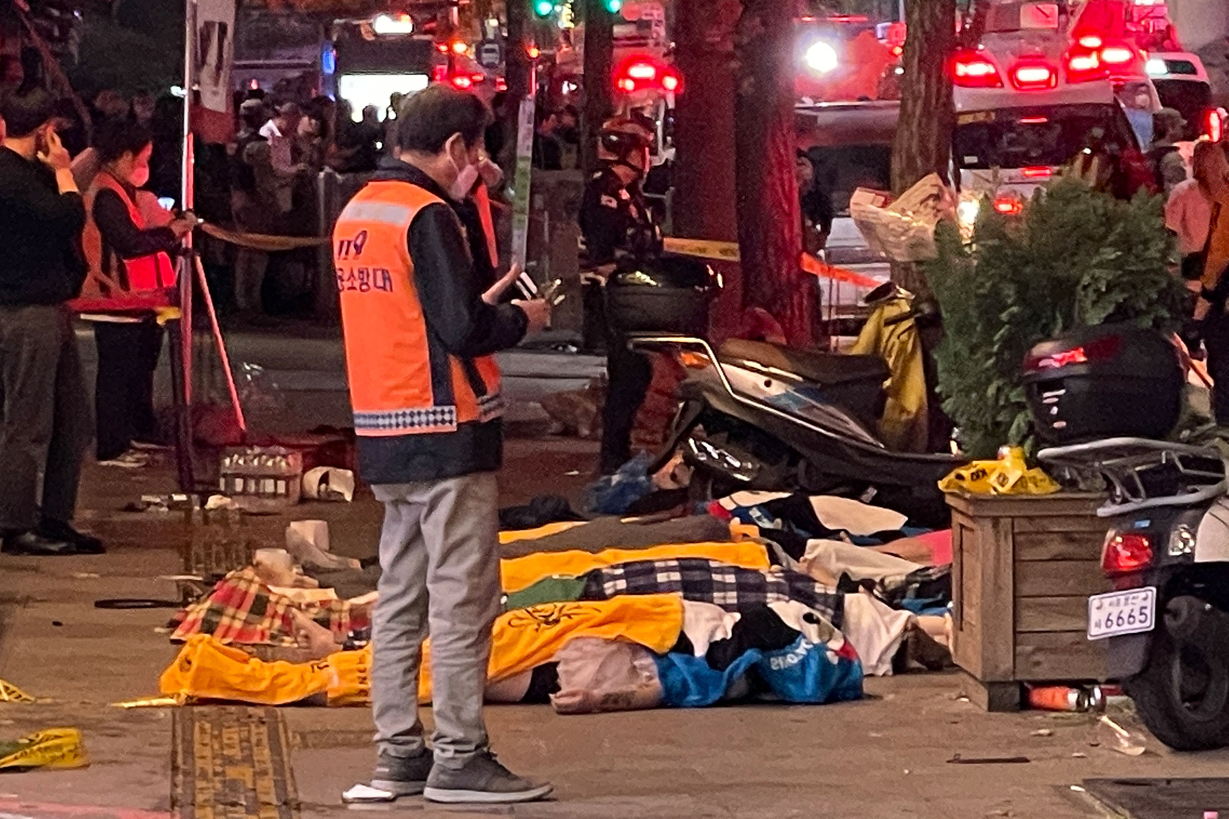 En fotos: mortal estampida humana en una fiesta de Halloween en Seúl