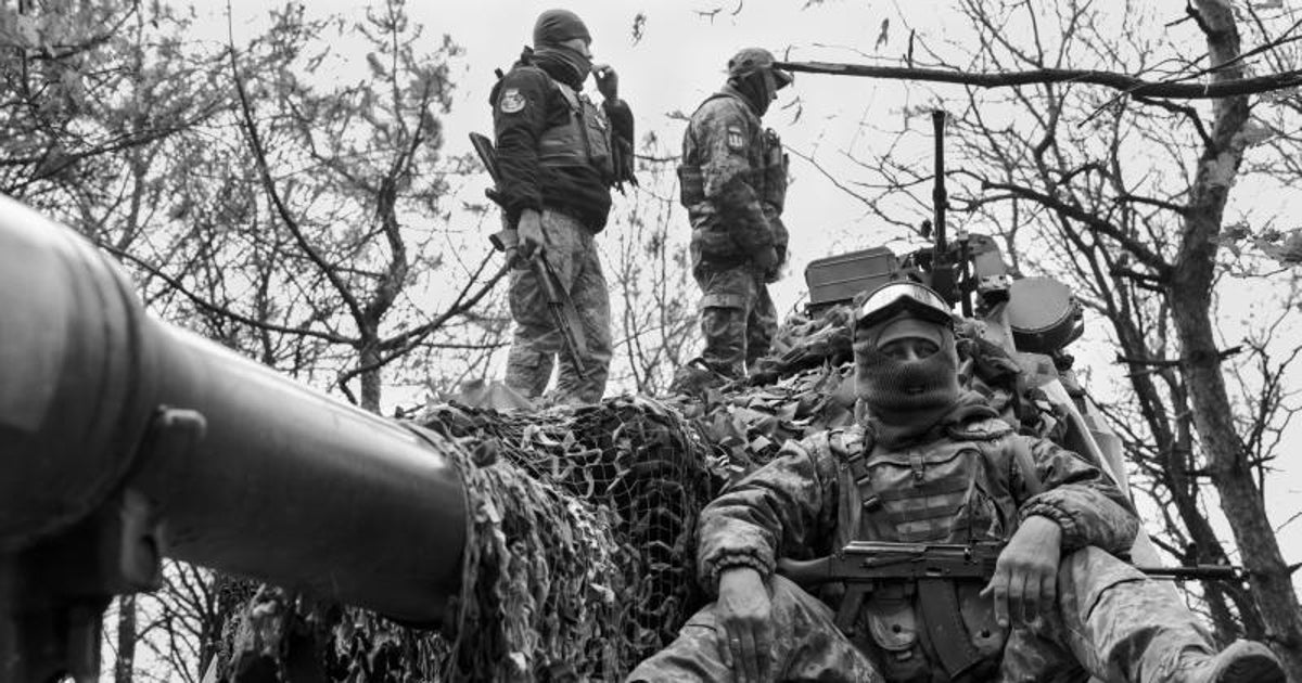 Un grupo de soldados ucranianos permanece alerta sobre la cubierta de su tanque