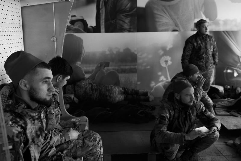 Soldados de la Brigada 59 del Ejército ucraniano esperan a recibir órdenes para ponerse en marcha en una nueva operación en el frente sur de Jersón. El ambiente entre los soldados es bueno, saben que aún les queda mucho por hacer, pero son conscientes de que ahora son ellos los que llevan la iniciativa y las tropas rusas las que se defienden. Jersón ha sido parcialmente evacuada durante estos últimos días, ya que muchos civiles han decidido permanecer en sus hogares