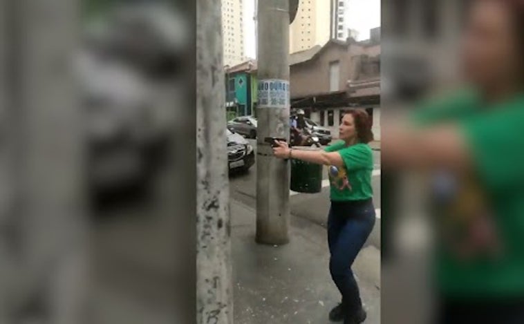 Una diputada del partido de Bolsonaro persigue a un hombre mientras le apunta con un arma