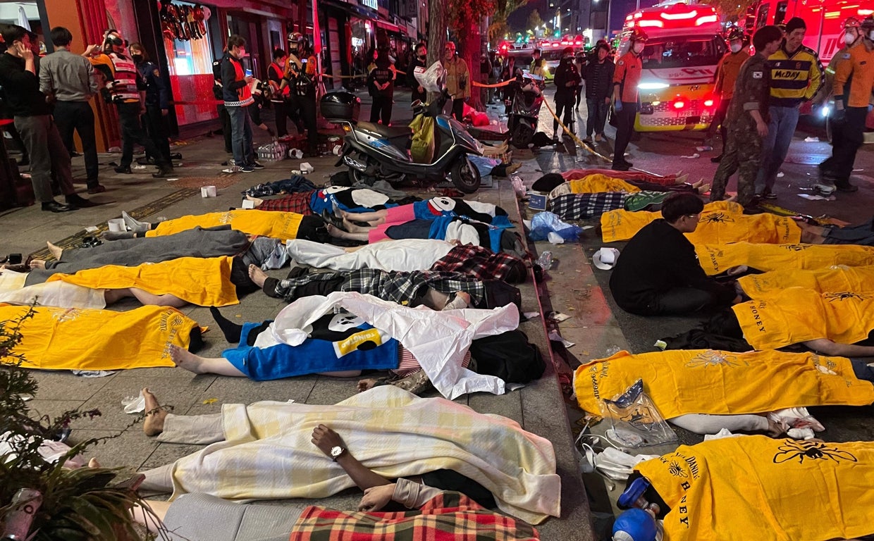 Varios cuerpos tendidos en el suelo, víctimas de la avalancha en Seúl