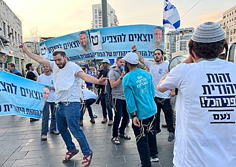 Imagen secundaria 1 - Netanyahu aspira a volver al poder en las quintas elecciones en Israel en menos de cuatro años