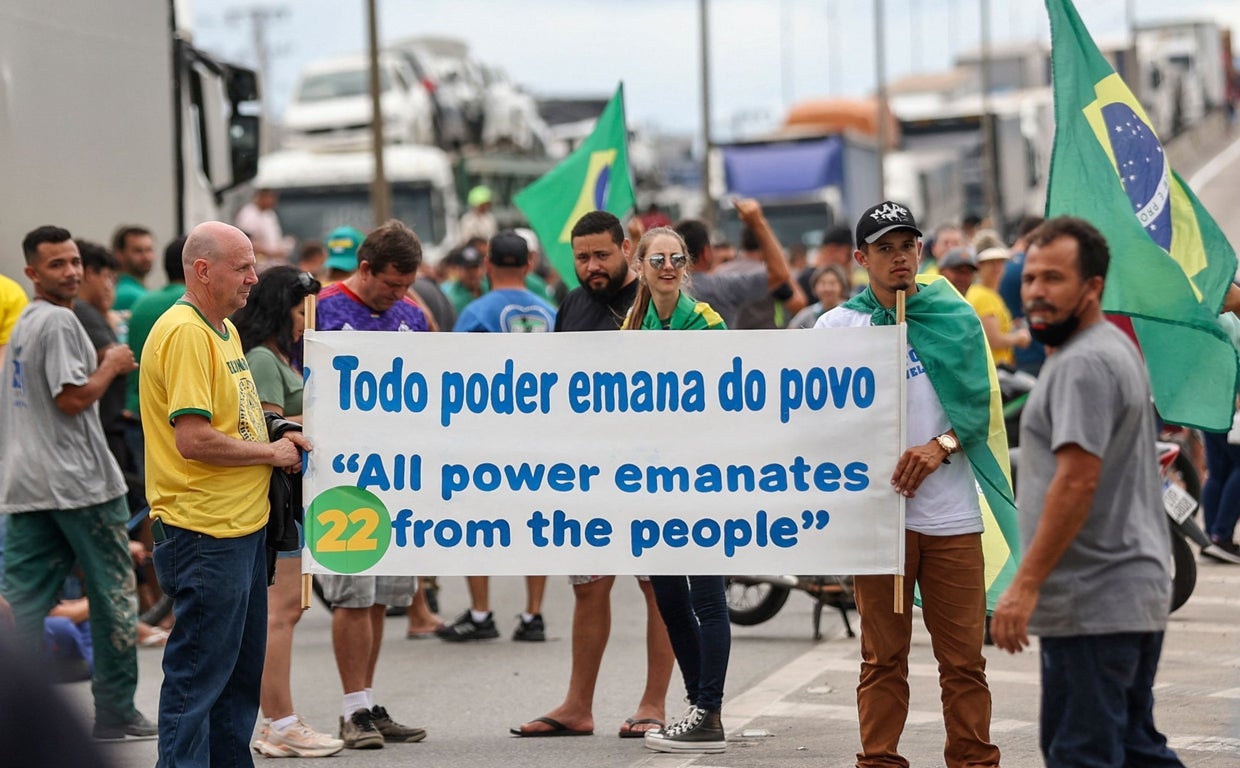 Simpatizantes de Bolsonaro bloquearon carreteras este lunes tras la derrota de su candidato