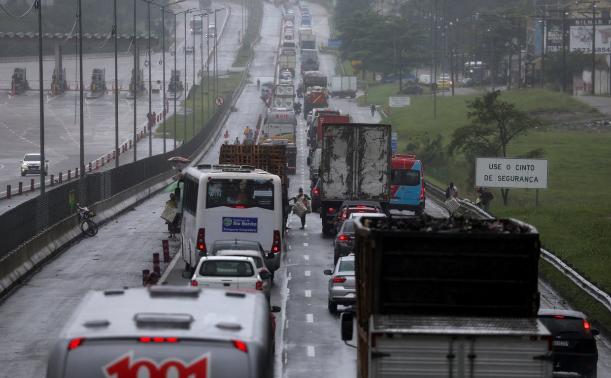 Camioneros bloquean una autopista en Sao Goncalo, en el estado de Rio de Janeiro