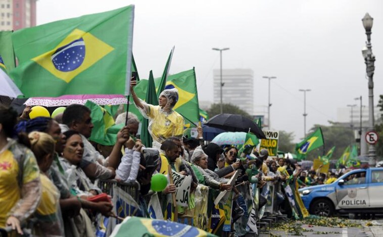 Bolsonaro pide que se liberen las carreteras, pero apoya las protestas contra la elección de Lula