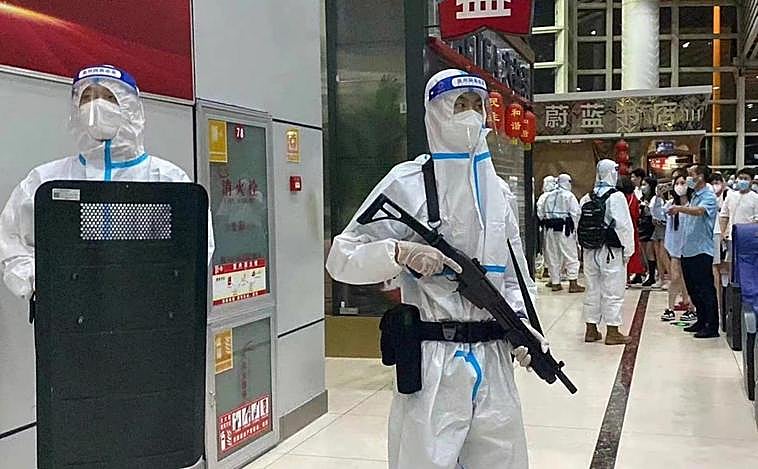 Denuncian la muerte de un niño de tres años por negarle asistencia médica en el estricto confinamiento por covid en China