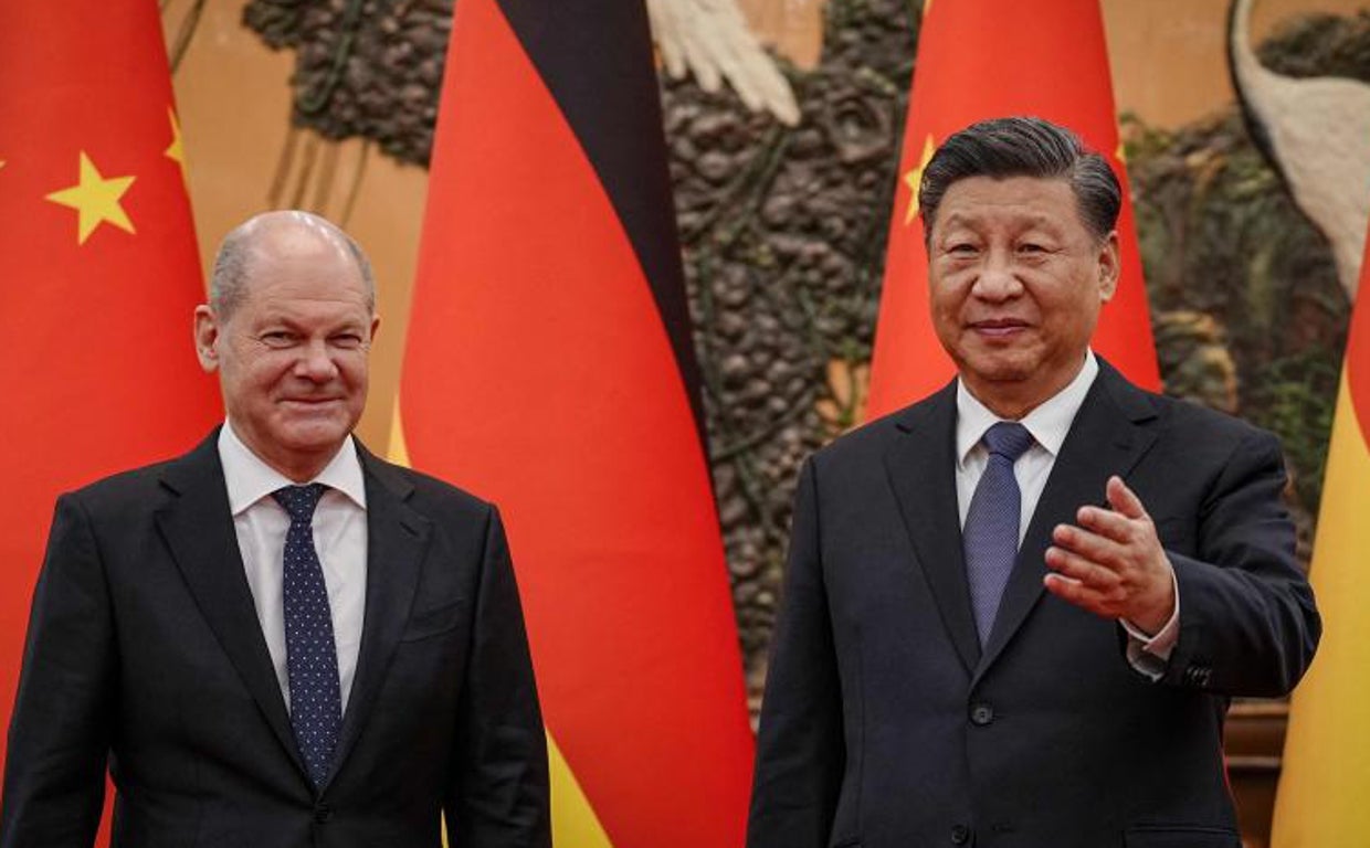 Xi Jinping (dcha.) recibe al canciller alemán Olaf Scholz en el Gran Salón de Pekín (izda.)