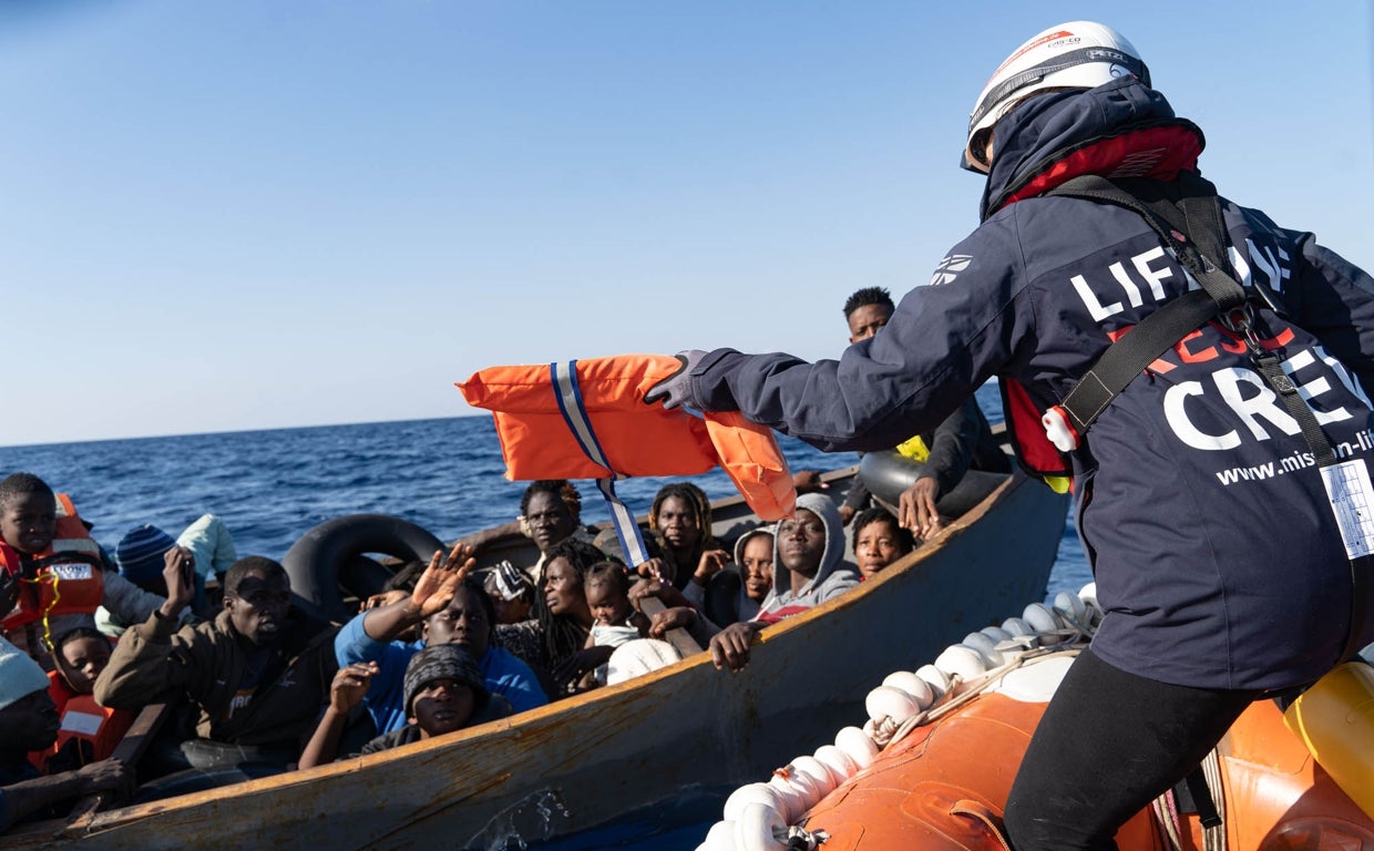 Barco de la ONG alemana Mission Lifeline que espera con 95 rescatados a bordo a que Italia les conceda un puerto para desembarcar