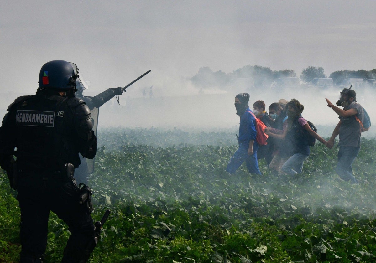 Un grupo de activistas ecologistas en Sainte-Soline (Francia) se topan con la Policía