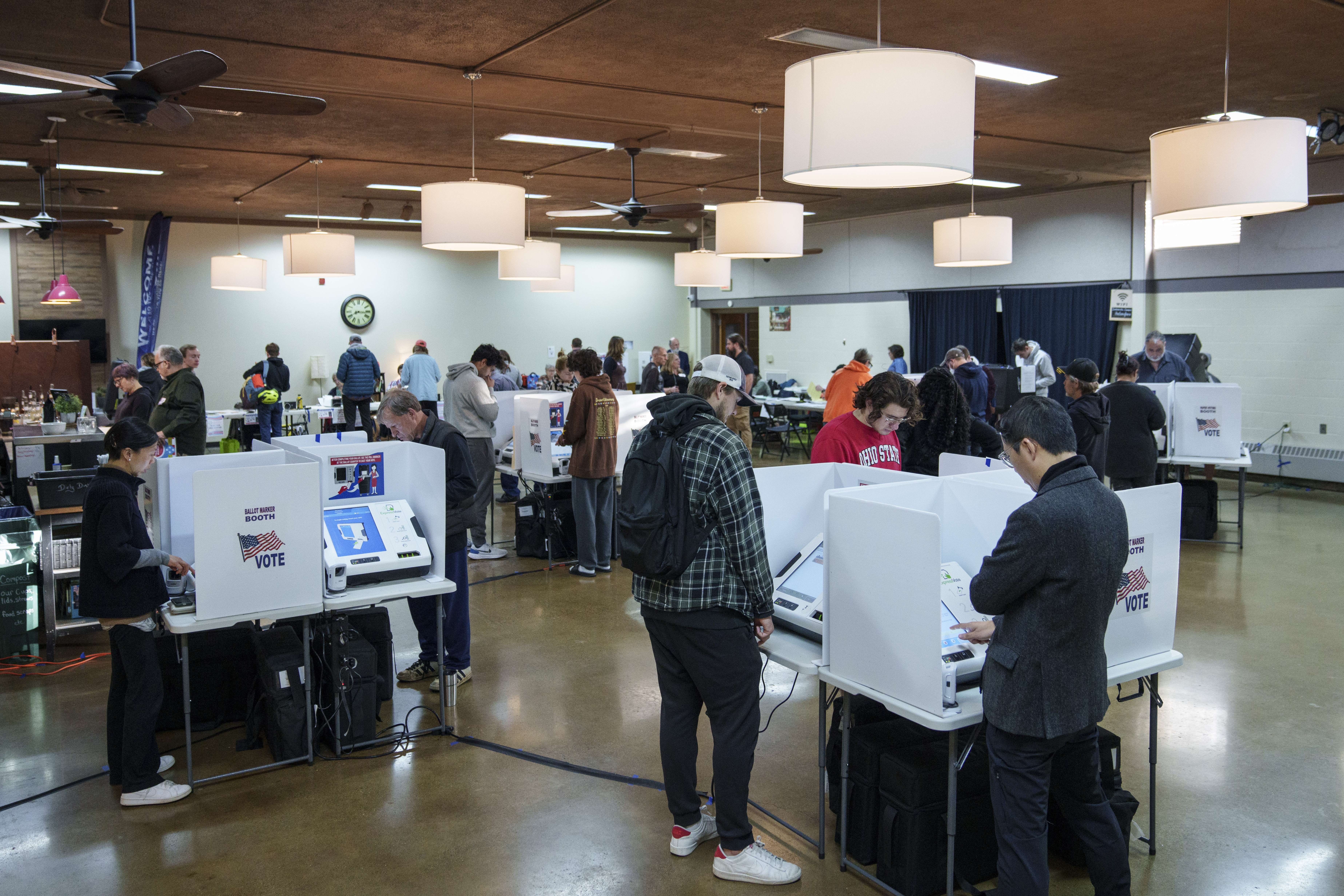 La gente vota en iglesia de Cristo de Indianola en Columbus, Ohio.