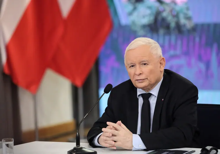 El líder del partido gobernante de Polonia culpa a las mujeres que beben de la baja natalidad del país