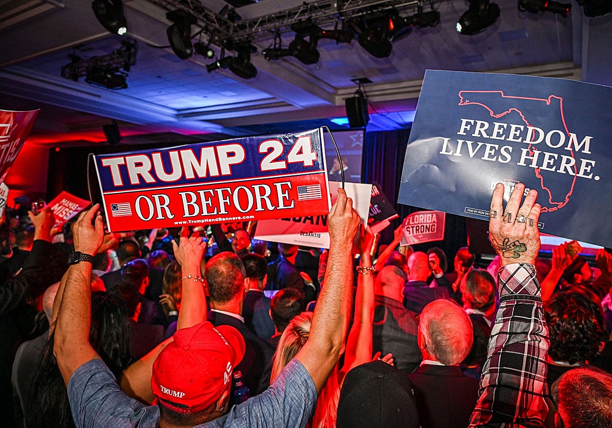 Simpatizantes republicanos celebran los resultados en el estado de Florida