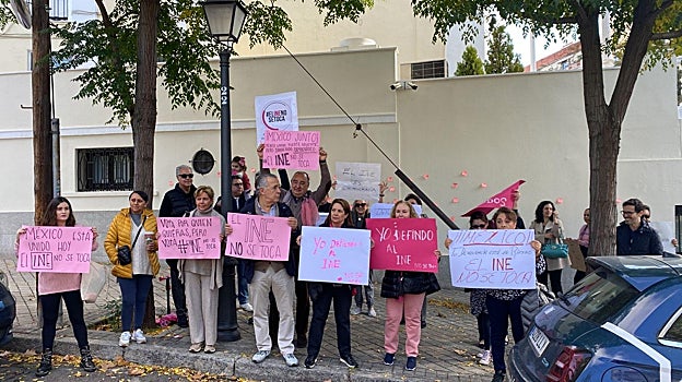 Más de cien personas se han manifestado en Madrid contra la reforma de AMLO
