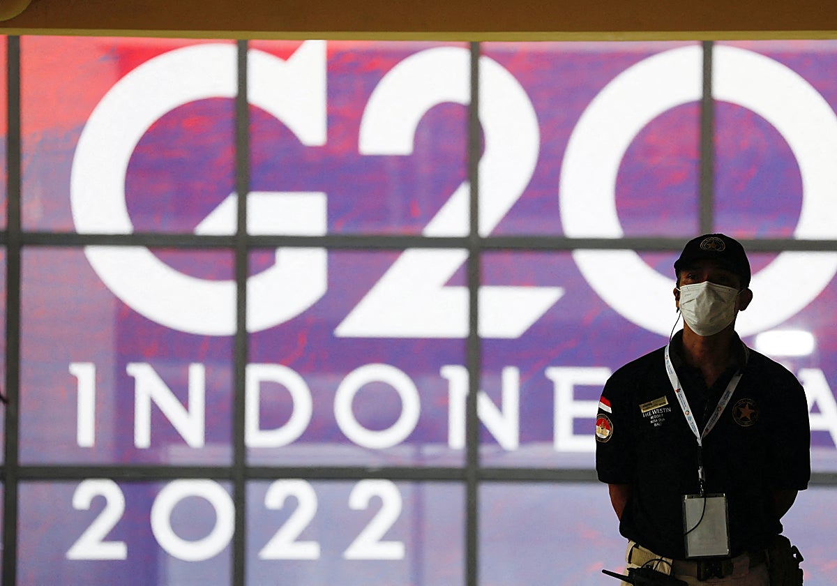Un oficial monta guardia antes de la cumbre del G - 20 en Nusa Dua
