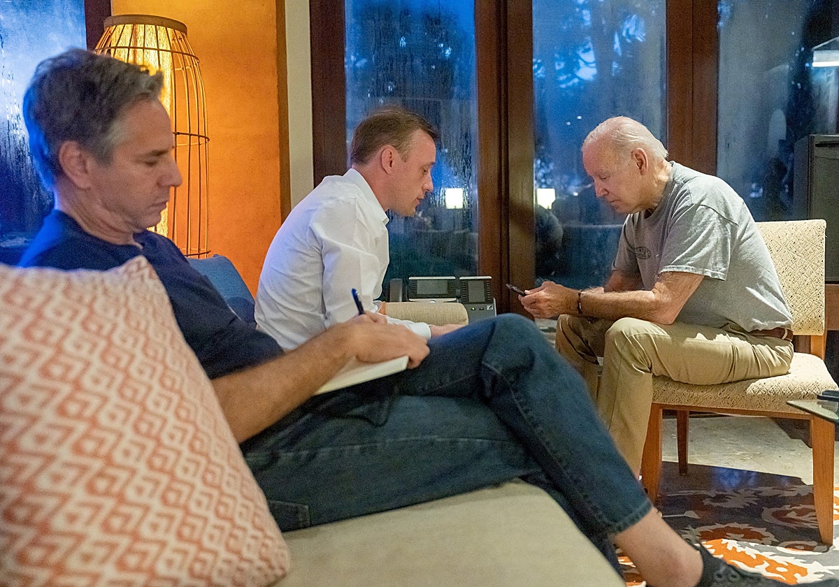 Antony Blinken y Jake Sullivan acompañan al presidente Biden mientras habla con su homólogo polaco