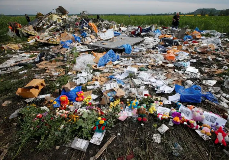 Un tribunal condena a tres personas por derribar en 2014 con un misil ruso el vuelo MH17 sobre Ucrania