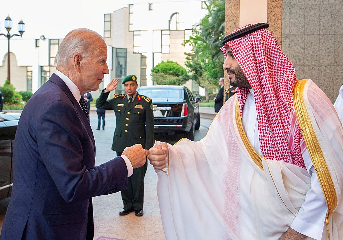 El príncipe heredero saudí Mohammed bin Salman choca el puño con el presidente de Estados Unidos, Joe Biden, a su llegada al Palacio Al Salman, en Jeddah, Arabia Saudí, el 15 de julio de 2022