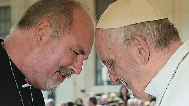 Ashenden, arriba junto al Papa Francisco, se convirtió al catolicismo hace tres años