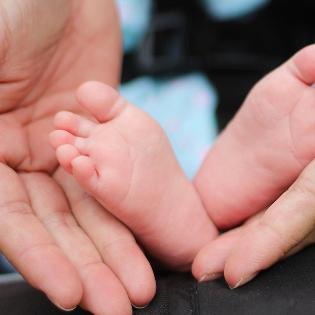 Muere una bebé de 11 meses por anemia aguda: la policía investiga a su madre y lleva a su hermano a los servicios sociales