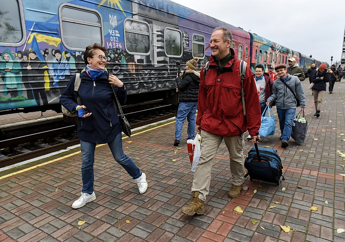 El 'Tren a la victoria' reanuda la comunicación ferroviaria entre Kiev y Jersón