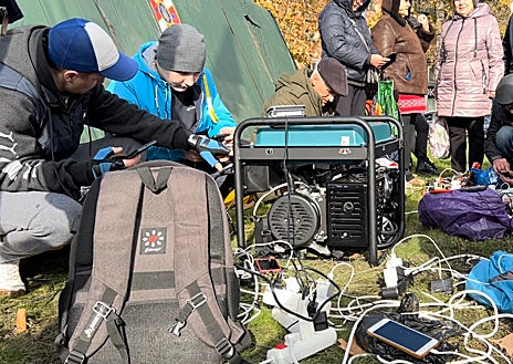 Imagen secundaria 1 - Una semana después de recuperar la ciudad, que estuvo ocupada durante casi ocho meses por los rusos, la vida intenta volver a la normalidad con la ayuda de las organizaciones humanitaria. La plaza de la LIbertad es el epicentro de la vida (arriba) de los ciudadanos de Jersón