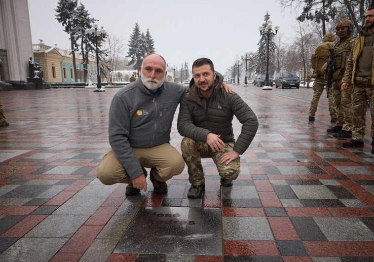 Zelenski reconoce la labor de José Andrés a Ucrania con una placa en el Paseo de los Valientes de Kiev