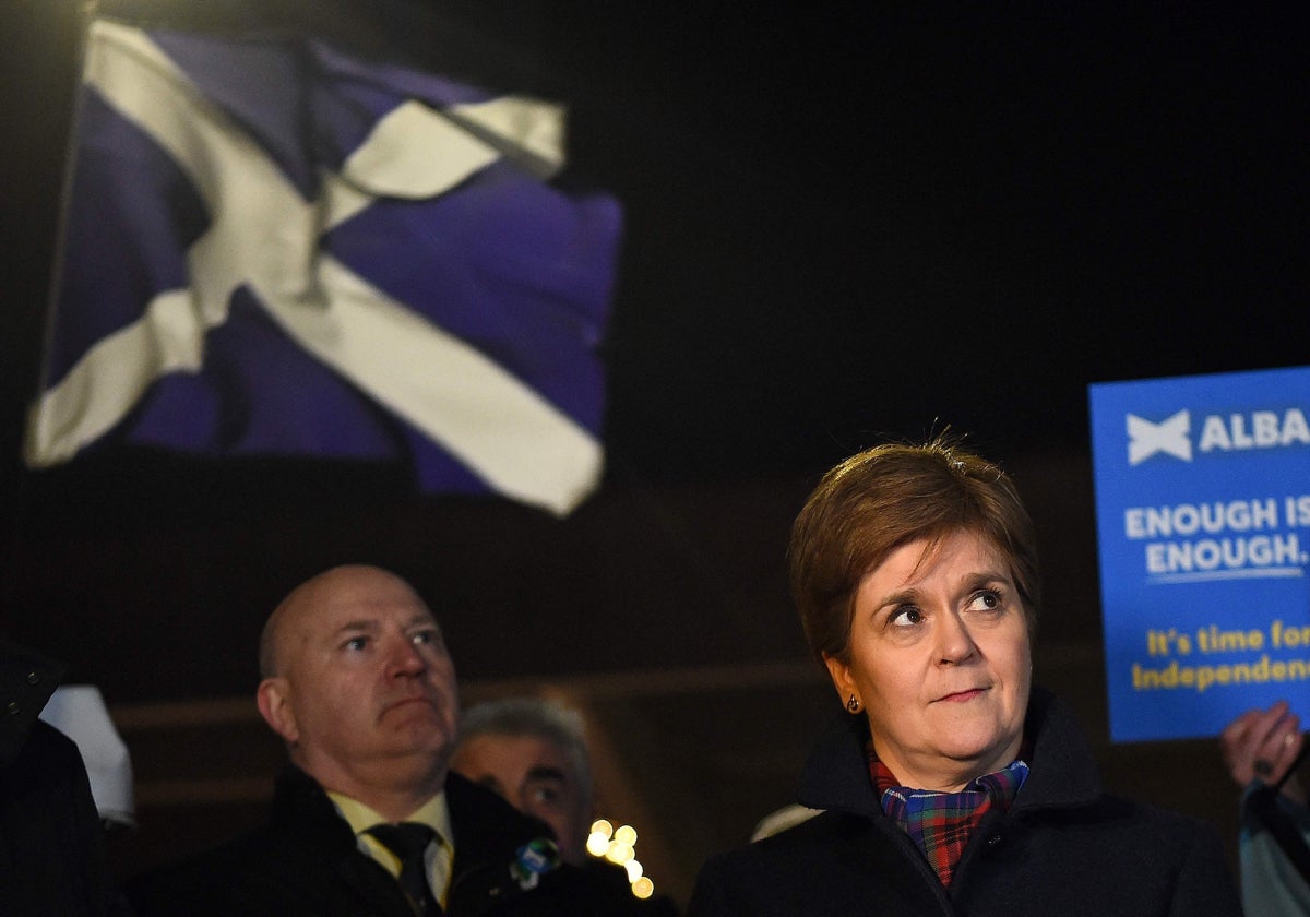 La primera ministra de Escocia y líder del Partido Nacional Escocés (SNP), Nicola Sturgeon, asiste a una manifestación a favor de la independencia escocesa frente al parlamento en Edimburgo