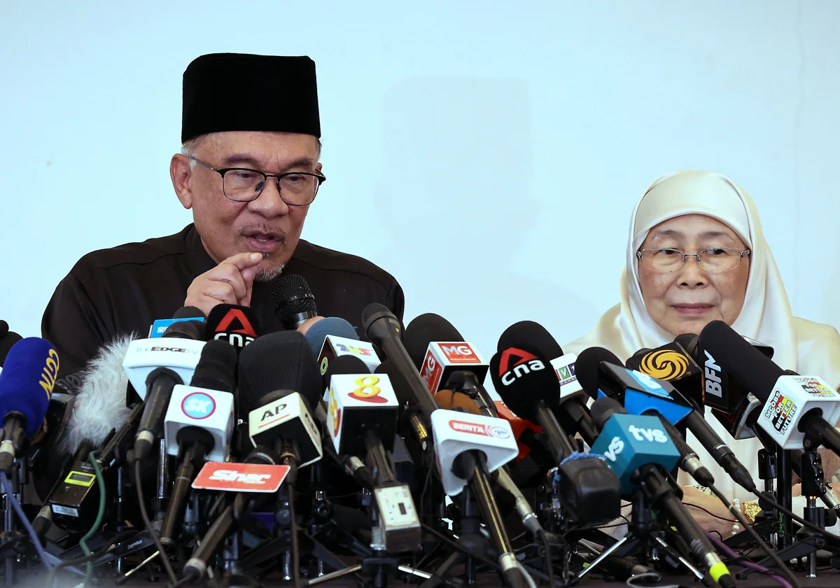 Anwar Ibrahim, junto a su mujer, ayer en su primera rueda de prensa tras las elecciones