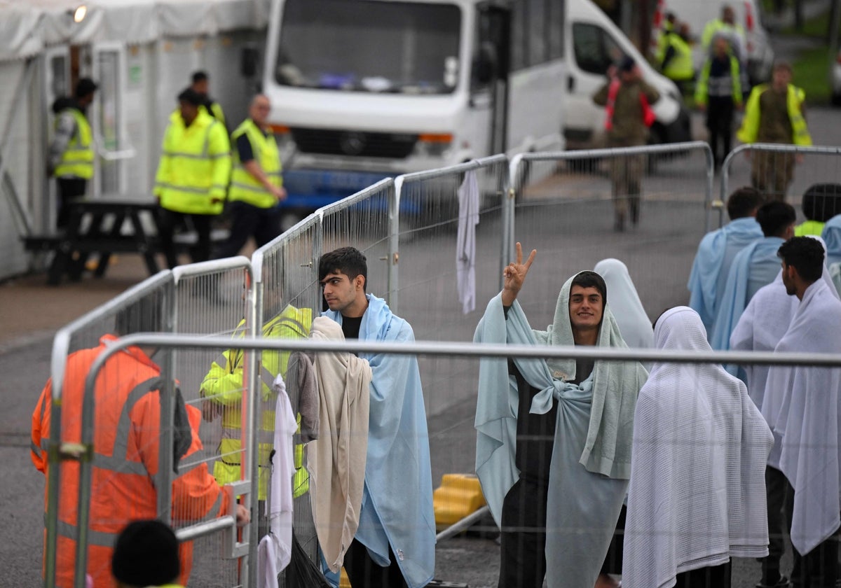 Detenidos envueltos en mantas dentro del centro de retención de inmigrantes de corta duración de Manston, cerca de Ramsgate, al sureste de Inglaterra